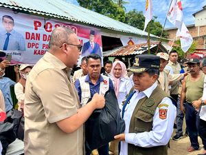 Andre Rosiade Serahkan 5.000 Paket Bantuan Korban Banjir Bandang di Agam