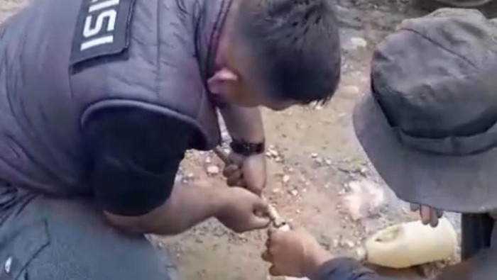 Polisi di Aceh Sedot BBM Motor ke Perahu Demi Evakuasi Mayat Korban Banjir