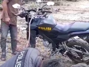 Polisi Sedot BBM Motornya ke Perahu untuk Evakuasi 3 Jasad Korban Banjir Aceh