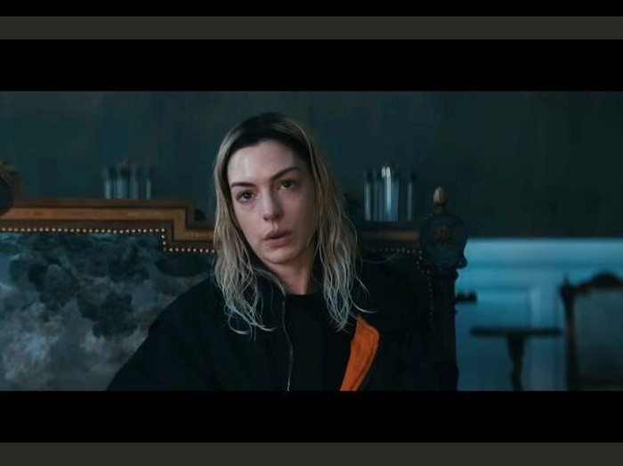 Anne Hathaway berambut pirang di film Mother Mary.