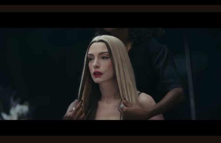 Anne Hathaway berambut pirang di film 'Mother Mary'.