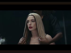 Rambut Baru Anne Hathaway di Mother Mary Bikin Pangling, Pirang Platinum
