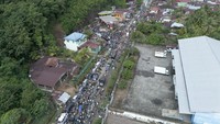 Foto udara kendaraan antre panjang menunggu Bahan Bakar Minyak (BBM) di SPBU Tano Ponggol, Tapanuli Tengah, Sumatera Utara. Bencana banjir bandang yang terjadi pada Selasa (25/11) lalu menyebabkan penyaluran BBM di daerah tersebut terhambat. Foto: ANTARA FOTO/Muhammad Irsal