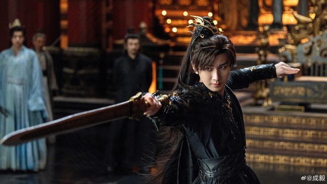 4. Chen Yi tahun ini memukau penonton dengan dua drachin hits yakni Tian Di Jian Xin dan Fu Shan Hai. Kemampuan Cheng Yi memerankan karakter heroik dan jahat di berbagai genre memperlihatkan skala aktingnya. Bahkan dalam serial yang kurang mendapat ulasan positif, penampilannya secara pribadi selalu menonjol.Foto: Instagram