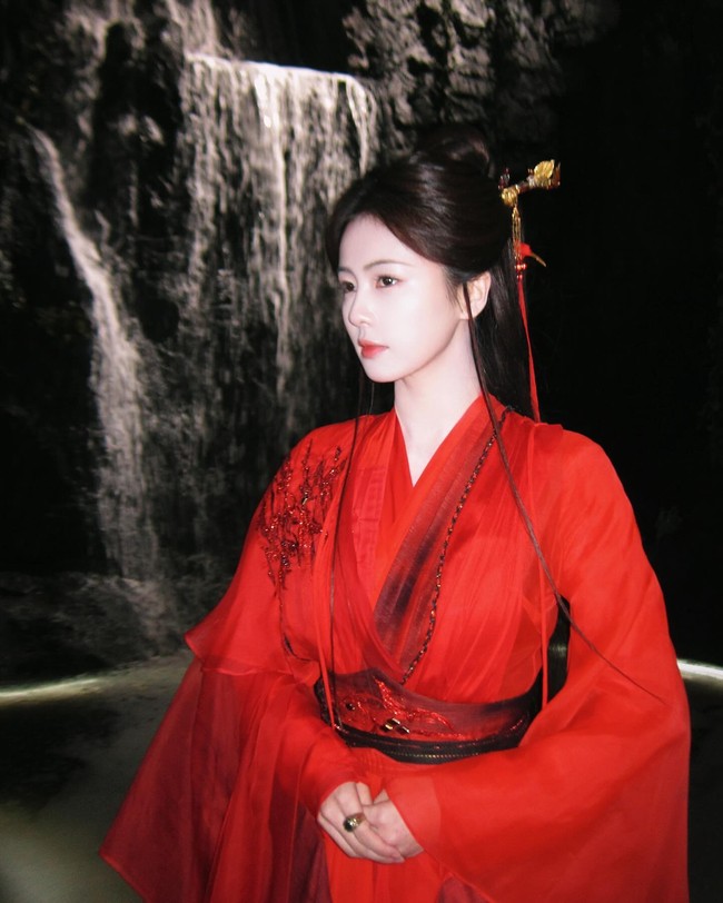 9. Bai Lu masih mempertahankan julukan Bainya sebagai ratu dracin tetap relevan lewat serial fantasi-romantis Moonlight Mystique. Pesona dan chemistry-nya dengan lawan mainnya membuat penonton tertarik dengan drama ini meskipun beberapa serialnya yang lain menuai kritik. Kehadirannya yang konsisten dalam proyek-proyek beranggaran besar membantunya mempertahankan popularitas. Foto: Instagram