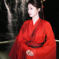 9. Bai Lu masih mempertahankan julukan Bainya sebagai ratu dracin tetap relevan lewat serial fantasi-romantis Moonlight Mystique. Pesona dan chemistry-nya dengan lawan mainnya membuat penonton tertarik dengan drama ini meskipun beberapa serialnya yang lain menuai kritik. Kehadirannya yang konsisten dalam proyek-proyek beranggaran besar membantunya mempertahankan popularitas. Foto: Instagram