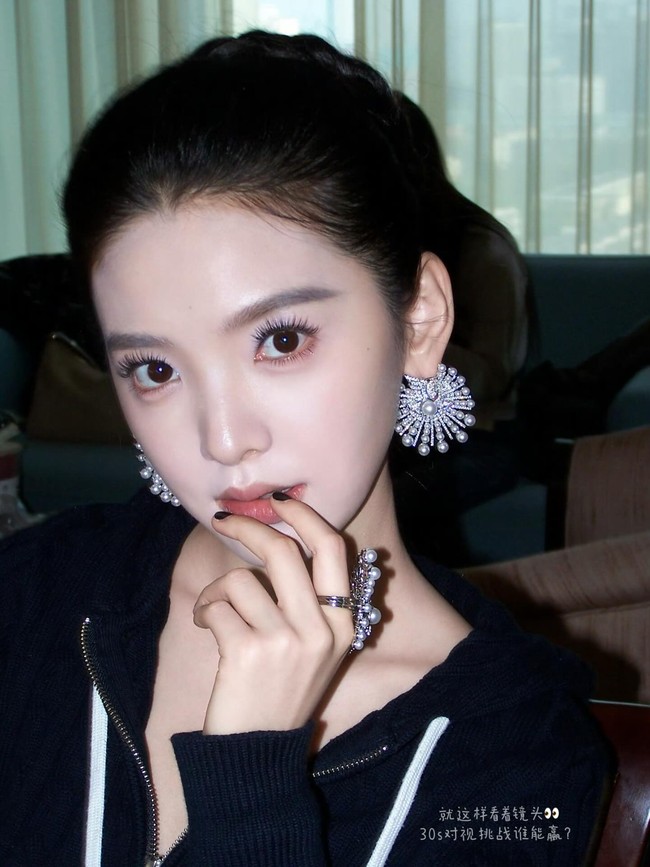 7. Zhang Ruonan - 6,3 Miliar Views/ Popularitas Zhang Ruonan tahun ini banyak bersumber dari drama The First Frost. Ditambah penampilannya sebagai ‘Runaway Bride’ di karpet merah beberapa waktu lalu, ia pernah dilihat lebih dari 100 juta kali hanya dalam 24 jam. Foto: Instagram