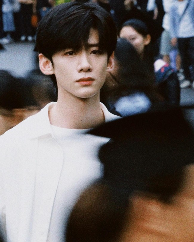 3. Bai Jingting mendapatkan pujian dan ketenaran lewat ‘The First Frost’ di mana ia memerankan tokoh utama pria yang dingin namun penuh semangat. Chemistry-nya dengan tokoh utama wanita, ditambah cerita yang diadaptasi novel populer, memperkuat daya tarik dan memperluas fanbase. Foto: Instagram