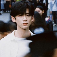 3. Bai Jingting mendapatkan pujian dan ketenaran lewat ‘The First Frost’ di mana ia memerankan tokoh utama pria yang dingin namun penuh semangat. Chemistry-nya dengan tokoh utama wanita, ditambah cerita yang diadaptasi novel populer, memperkuat daya tarik dan memperluas fanbase. Foto: Instagram