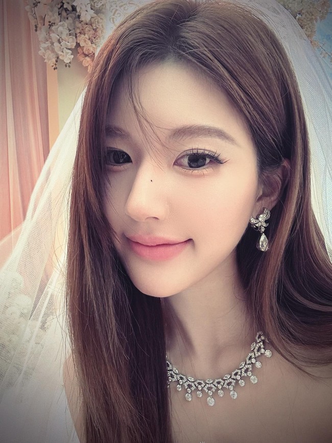 2. Zhao Lusi yang dijuluki ‘magnet dewa pria’ membuktikan talenta dan popularitasnya lewat drachin ‘Loves Ambition’. Sang aktris meninggalkan peran-peran manisnya untuk karakter yang licik dan berlapis yang lebih matang. Tak heran jika ia meraih banyak pujian. Foto: Instagram