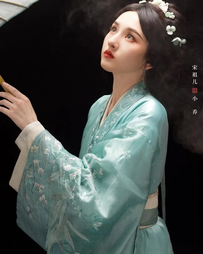 8. Song Zu’er menjadi sorotan lewat The Demon Hunters Romance dan The Prisoner of Beauty. Terlepas dari kontroversinya di masa lalu, penonton masih menyukai aktingnya, terutama untuk drama periode. Fans semakin terpukau karena gaya busana dan desain syuting yang cantik dalam dracin itu. Foto: Instagram