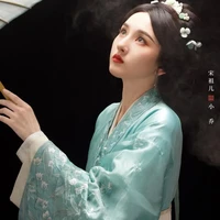 8. Song Zu’er menjadi sorotan lewat The Demon Hunters Romance dan The Prisoner of Beauty. Terlepas dari kontroversinya di masa lalu, penonton masih menyukai aktingnya, terutama untuk drama periode. Fans semakin terpukau karena gaya busana dan desain syuting yang cantik dalam dracin itu. Foto: Instagram