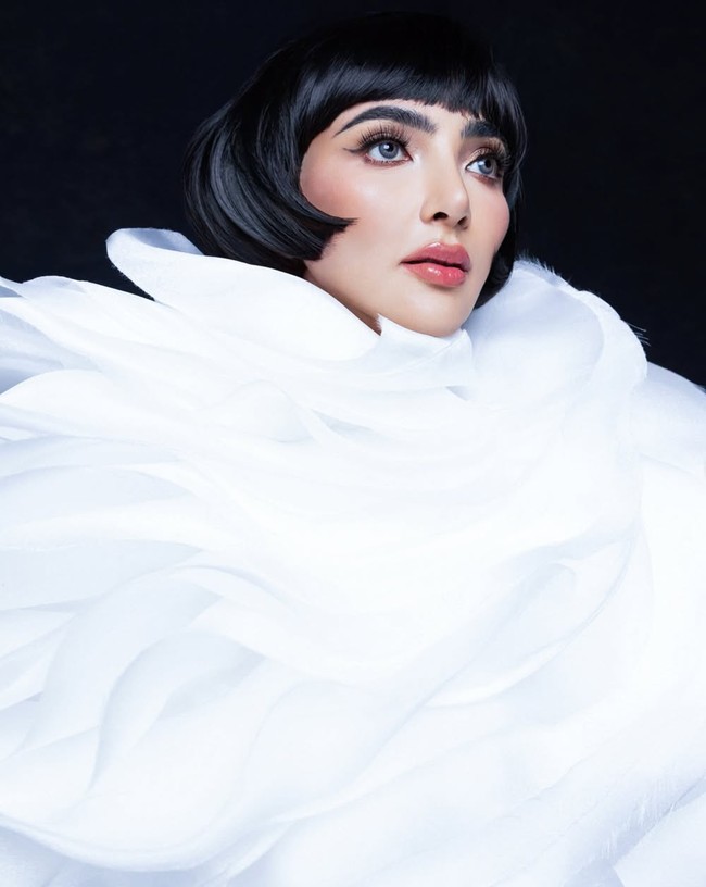 Di pemotretan terbarunya dengan fotografer Moza Wahyu, Ashanty tampil beda dalam potongan rambut French bob pendek lengkap dengan poni tebal yang membingkai wajahnya. Penampilannya pun jadi terlihat semakin fresh dan bold. Foto: Instagram/@mozawahyu