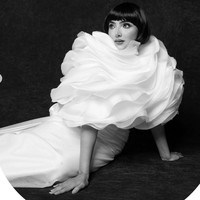 Bagian bawah gaun hadir dalam potongan panjang lurus yang simpel, membuatnya tampak seimbang dengan ruffles besar di bagian atas. Warna putih memberi kesan bersih dan futuristik. Foto: Instagram/@mozawahyu