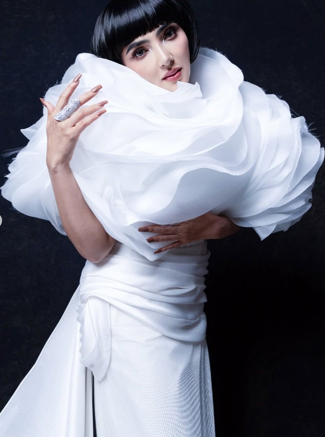 Riasan wajah Ashanty dibuat dengan sentuhan soft glam yang memperlihatkan kulit flawless. Riasan matanya lembut namun tegas, dan bibir dengan warna natural-pink. Foto: Instagram/@mozawahyu