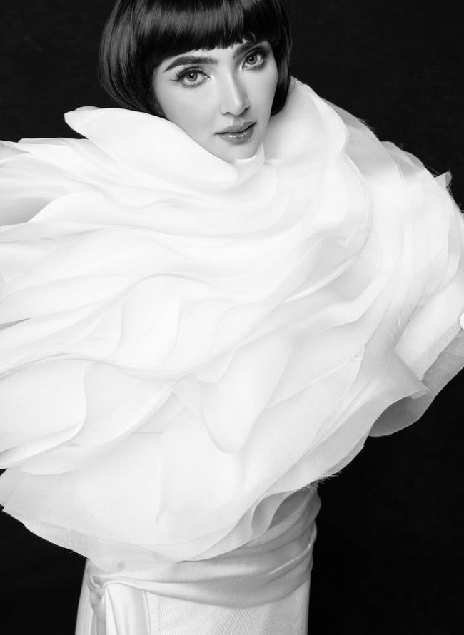 Beberapa foto tampak dibuat dengan warna hitam-putih. Meski demikian aura dan pesona Ashanty tetap terpancar. Foto: Instagram/@mozawahyu