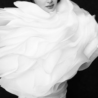 Beberapa foto tampak dibuat dengan warna hitam-putih. Meski demikian aura dan pesona Ashanty tetap terpancar. Foto: Instagram/@mozawahyu