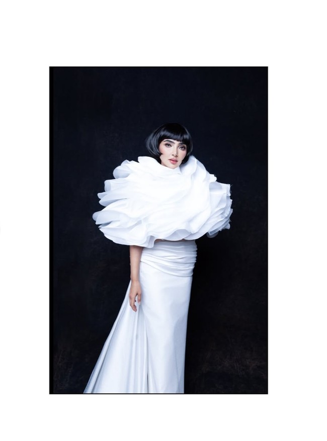 Penampilan Ashanty di pemotretan tersebut banjir pujian netizen. Tak sedikit yang memuji kecantikan wanita 42 tahun itu. Foto: Instagram/@mozawahyu