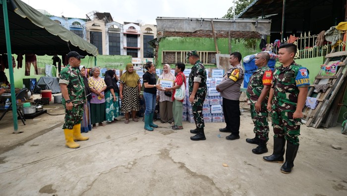 Bakti BCA Salurkan Bantuan ke Korban Bencana di Medan hingga Langkat
