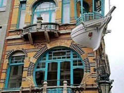 Bangunan dengan Desain Aneh yang Bikin Mata Terbelalak