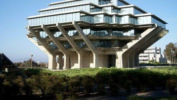Perpustakaan Universitas California, San Diego, alias Gedung Geisel Foto: Boredpanda