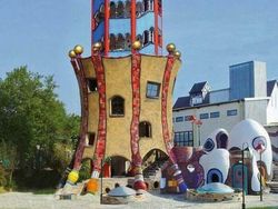 Bangunan dengan Desain Aneh yang Bikin Mata Terbelalak