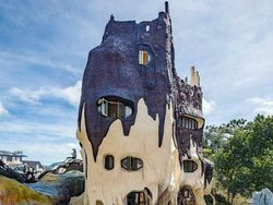 Bangunan dengan Desain Aneh yang Bikin Mata Terbelalak