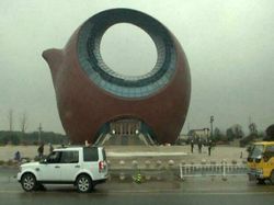 Bangunan dengan Desain Aneh yang Bikin Mata Terbelalak