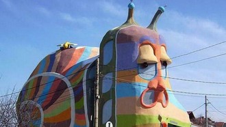 Bangunan dengan Desain Aneh yang Bikin Mata Terbelalak