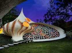 Bangunan dengan Desain Aneh yang Bikin Mata Terbelalak