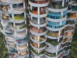 Bangunan dengan Desain Aneh yang Bikin Mata Terbelalak