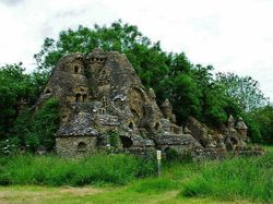 Bangunan dengan Desain Aneh yang Bikin Mata Terbelalak