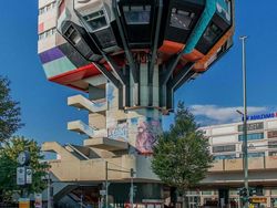 Bangunan dengan Desain Aneh yang Bikin Mata Terbelalak