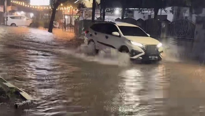 Diguyur Hujan, Sejumlah Ruas di Medan Mulai Terendam Banjir Malam Ini