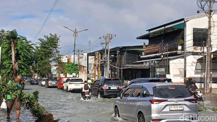 Jalan Dr Mansyur Medan Kembali Direndam Banjir, Pengendara Cari Jalur Alternatif