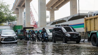 Banjir Rob Genangi RE Martadinata Jakut, Lalu Lintas Tersendat