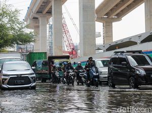 Banjir Rob Genangi RE Martadinata Jakut, Lalu Lintas Tersendat