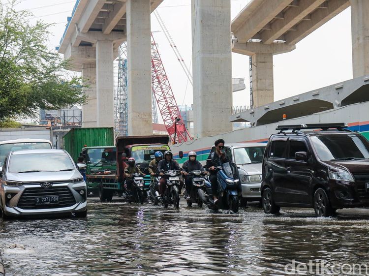 Banjir Rob Genangi RE Martadinata Jakut, Lalu Lintas Tersendat