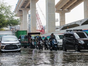 Jakarta Utara Diserbu Banjir Rob, Ini Bahaya Kendaraan kena Air Laut