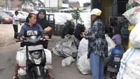 Setelah transaksi selesai, sampah-sampah itu dikirim ke perusahaan daur ulang. Tak jarang, Bank Sampah Samber juga mengolahnya sendiri.