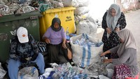 Di balik operasional harian itu, ada tujuh srikandi pendamping yang memastikan semua berjalan lancar. Hingga kini, Bank Sampah Samber membawahi sekitar 140 unit bank sampah di Surabaya.