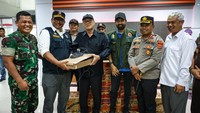 Safrizal menutup kunjungannya dengan menekankan pentingnya kolaborasi dan kesiapan tata kelola daerah dalam menghadapi bencana. Dalam pertemuan konsolidasi bersama Gubernur Aceh dan Bupati Bener Meriah di Bandara Rembele, Safrizal menyampaikan bahwa penanganan bencana di Aceh merupakan kerja bersama antara pemerintah pusat, pemerintah daerah, TNI–Polri, dan seluruh elemen masyarakat. Dok.Kemendagri