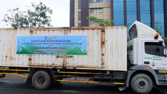 Polda Riau Kirim Kontainer ke Sumbar untuk Simpan Jasad Korban Bencana