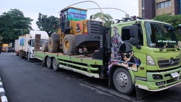 Bantuan kontainer dari Polda Riau untuk penyimpanan jenazah korban bencana hidrometeorologi di Kabupaten Agam, Sumatera Barat