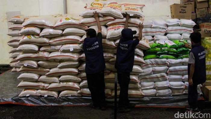 Petugas merapihkan bantuan logistik di Posko Bencana Halim, Jakarta, Rabu (3/12/2025). Saat ini Lanud Halim Perdanakusuma resmi ditetapkan sebagai posko penerimaan dan pengiriman bantuan bagi korban bencana di Pulau Sumatra.