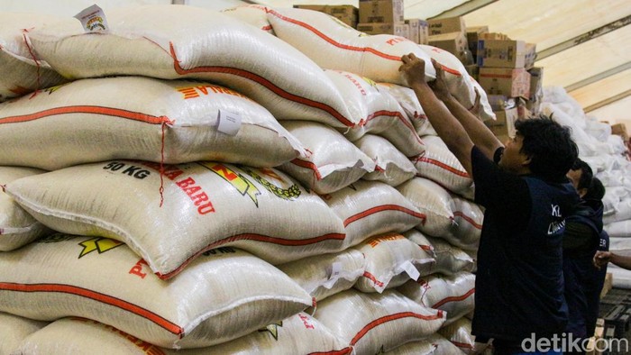 Petugas merapihkan bantuan logistik di Posko Bencana Halim, Jakarta, Rabu (3/12/2025). Saat ini Lanud Halim Perdanakusuma resmi ditetapkan sebagai posko penerimaan dan pengiriman bantuan bagi korban bencana di Pulau Sumatra.