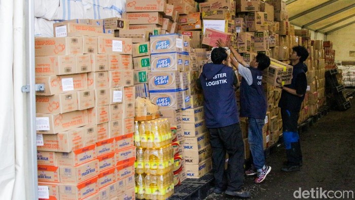 Petugas merapihkan bantuan logistik di Posko Bencana Halim, Jakarta, Rabu (3/12/2025). Saat ini Lanud Halim Perdanakusuma resmi ditetapkan sebagai posko penerimaan dan pengiriman bantuan bagi korban bencana di Pulau Sumatra.