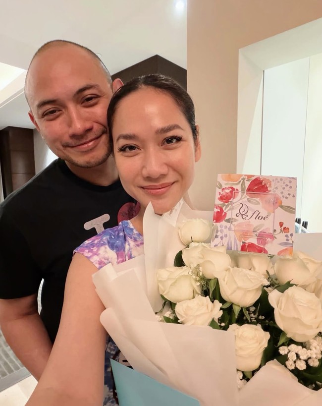 Tepat pada tanggal 2 Desember BCL dan Tiko merayakan anniversary pernikahan yang ke-2. Di hari spesial tersebut BCL mendapat kejutan dari sang suami. Tiko memberikan istrinya itu buket bunga mawar putih. Foto: Instagram/@itsmebcl