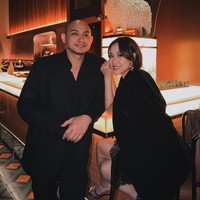 Merayakan anniversary pernikahan, BCL dan Tiko memilih dinner romantis. Keduanya tampil kompak kenakan busana serba hitam. Foto: Instagram/@itsmebcl