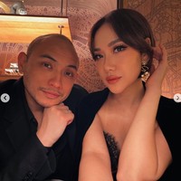 BCL tampil memukau dengan riasan soft glam look. Rambut pendeknya tertata rapi deengan anting emas berbentuk unik yang menjuntai di telinganya. Foto: Instagram/@itsmebcl